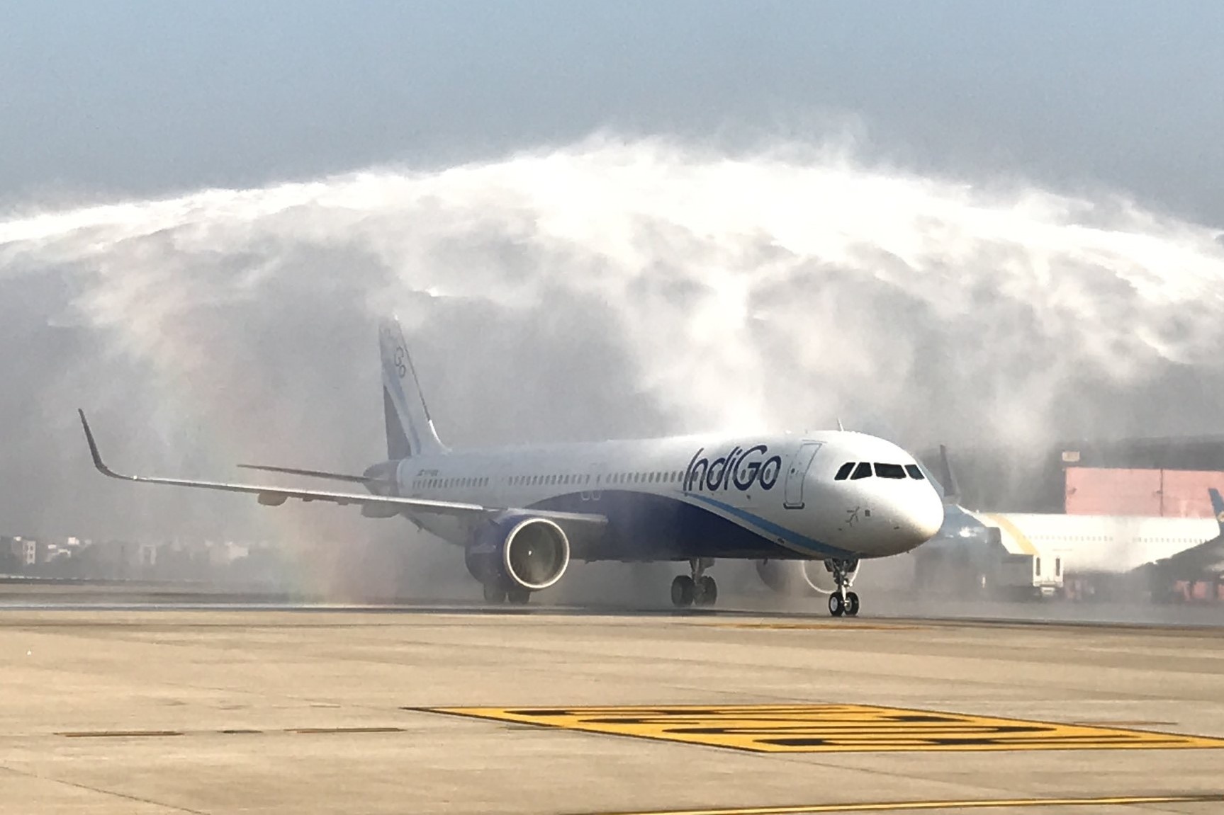 Hang loat nhan vien san bay An Do bi phat hien say xin khi lam viec hinh anh