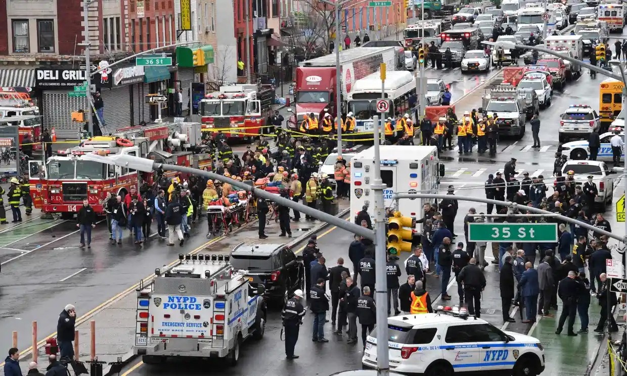 Nhan chung ke lai khoanh khac sung no o ga tau dien ngam New York hinh anh