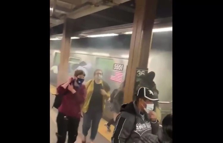 Ga tau dien ngam New York hon loan sau vu no sung chan dong hinh anh