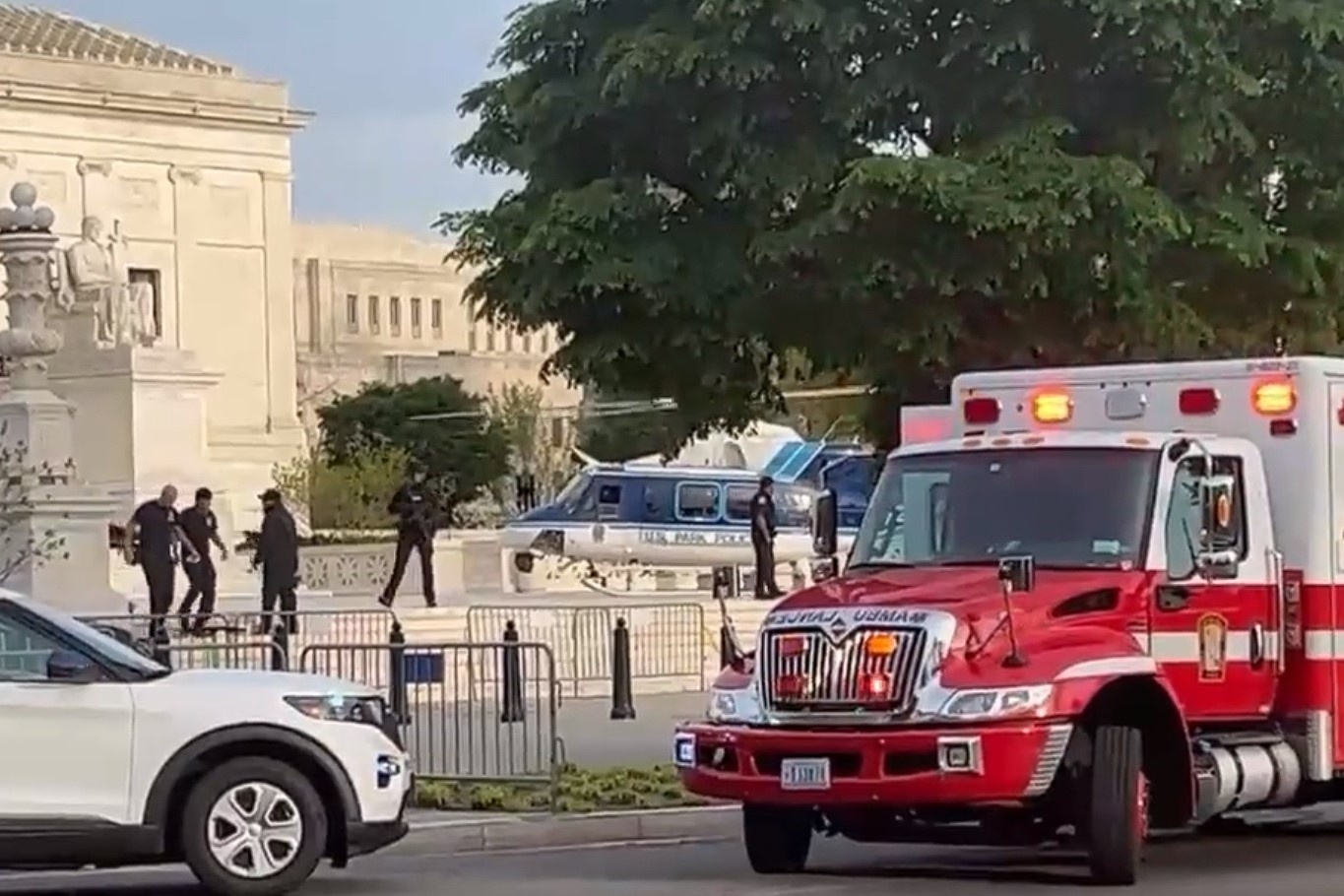 Nguoi dan ong tu thieu truoc Toa an Toi cao My hinh anh