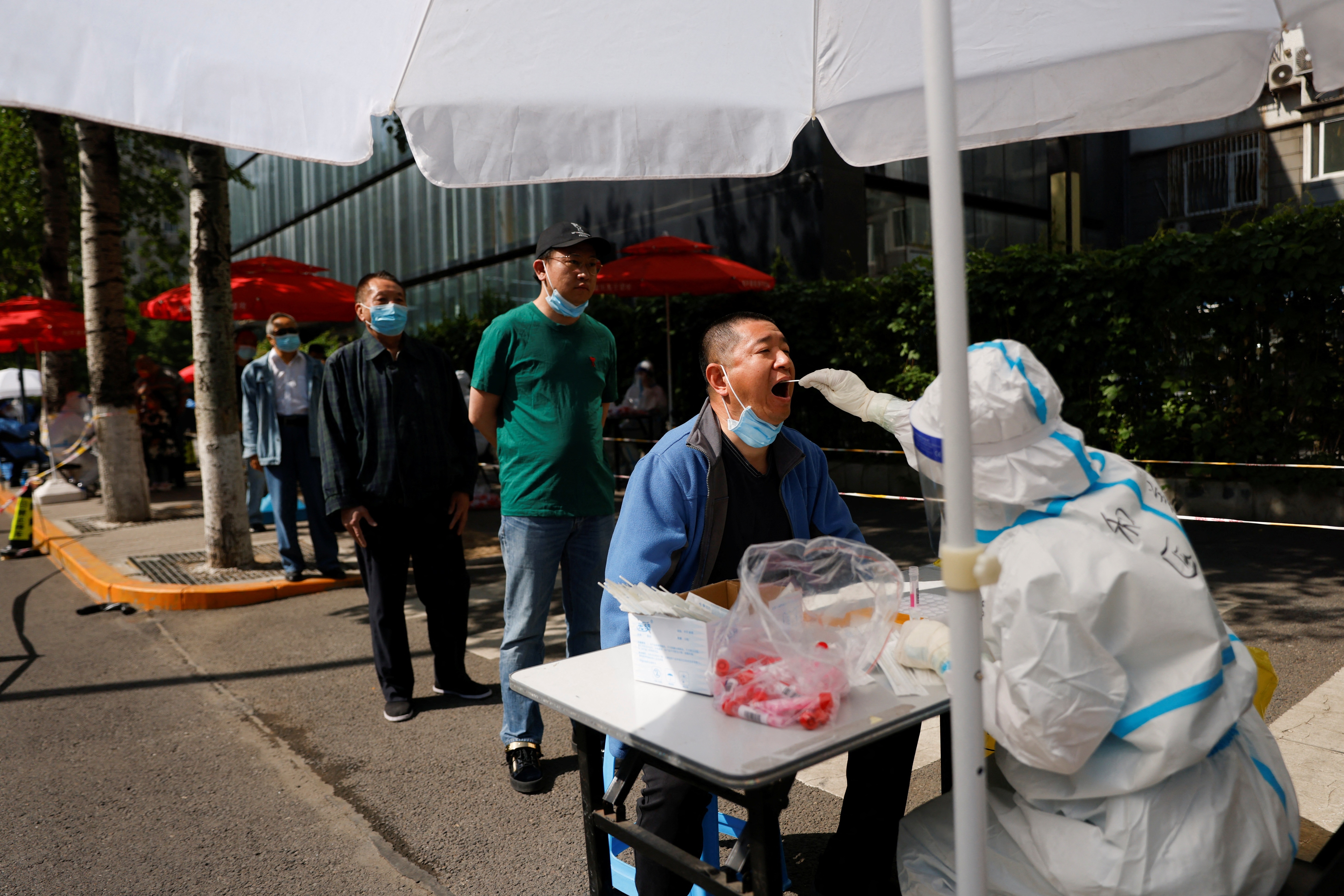 Chi phi khong lo cho viec xet nghiem Covid-19 dien rong o Trung Quoc hinh anh