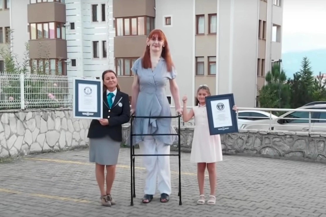 Nguoi phu nu cao nhat the gioi nhan them 3 ky luc Guinness hinh anh