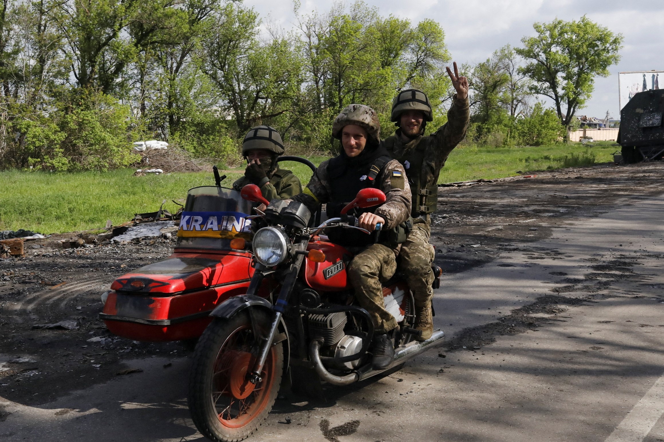 Tong thong Zelensky tuyen bo Ukraine da gianh lai hon 1.000 khu dan cu hinh anh