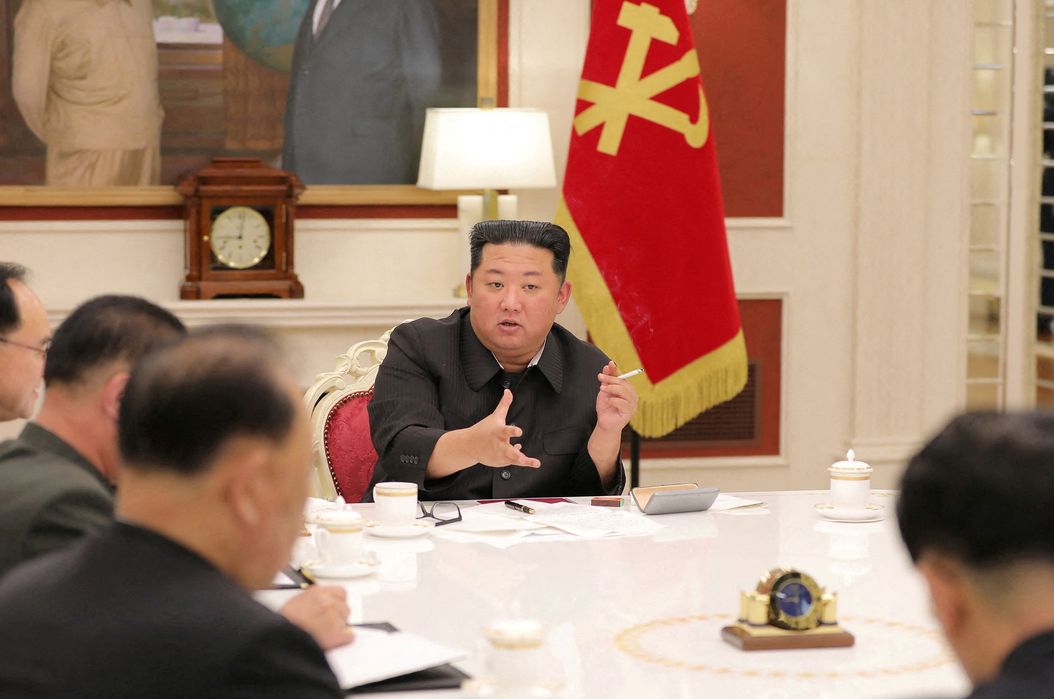 Trieu Tien doi mat voi 'thach thuc kep' hinh anh