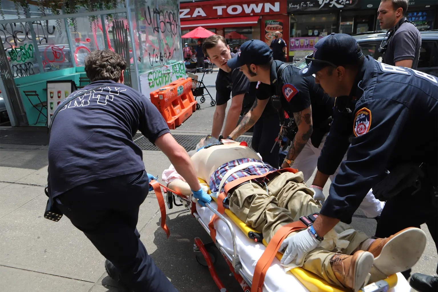 Nguoi dan ong bi ban chet trong tau dien ngam o New York hinh anh