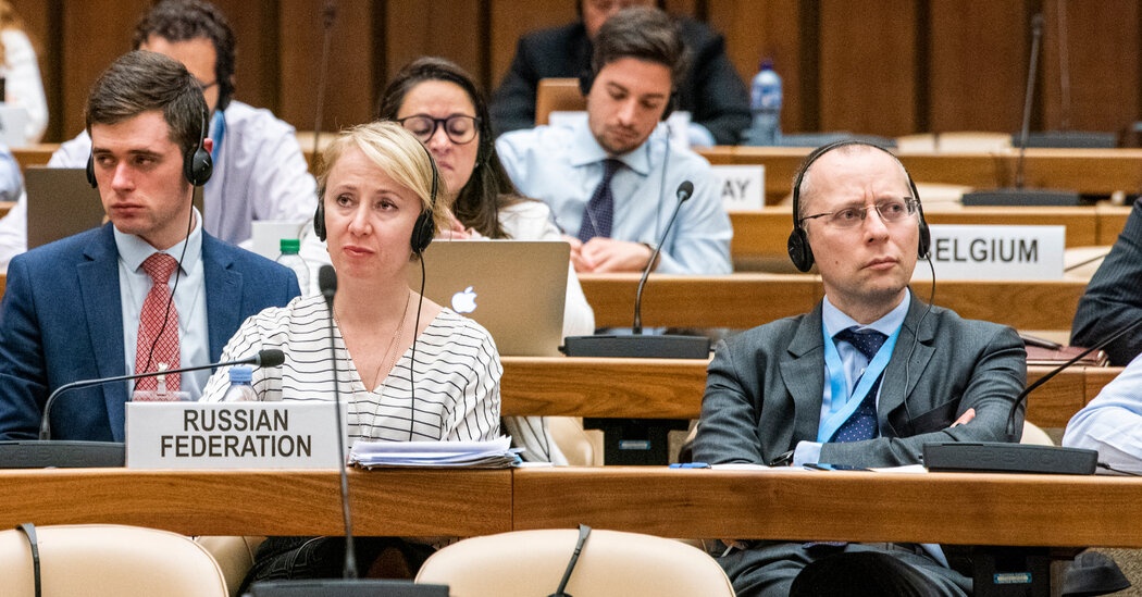 Dien Kremlin len tieng ve nha ngoai giao Nga vua tu chuc hinh anh