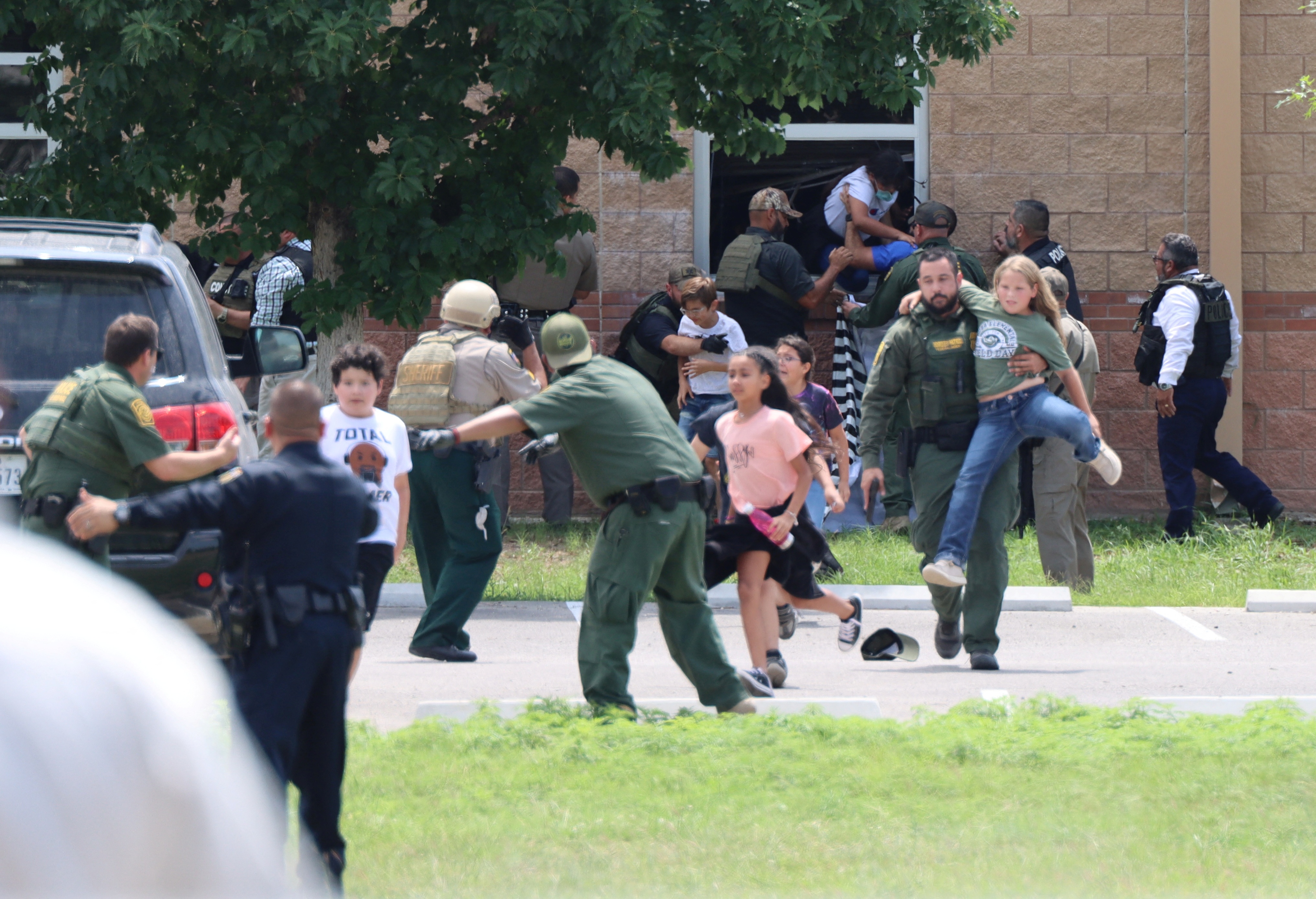 Hoc sinh vu xa sung Texas goi 12 cuoc goi cau cuu trong 40 phut hinh anh