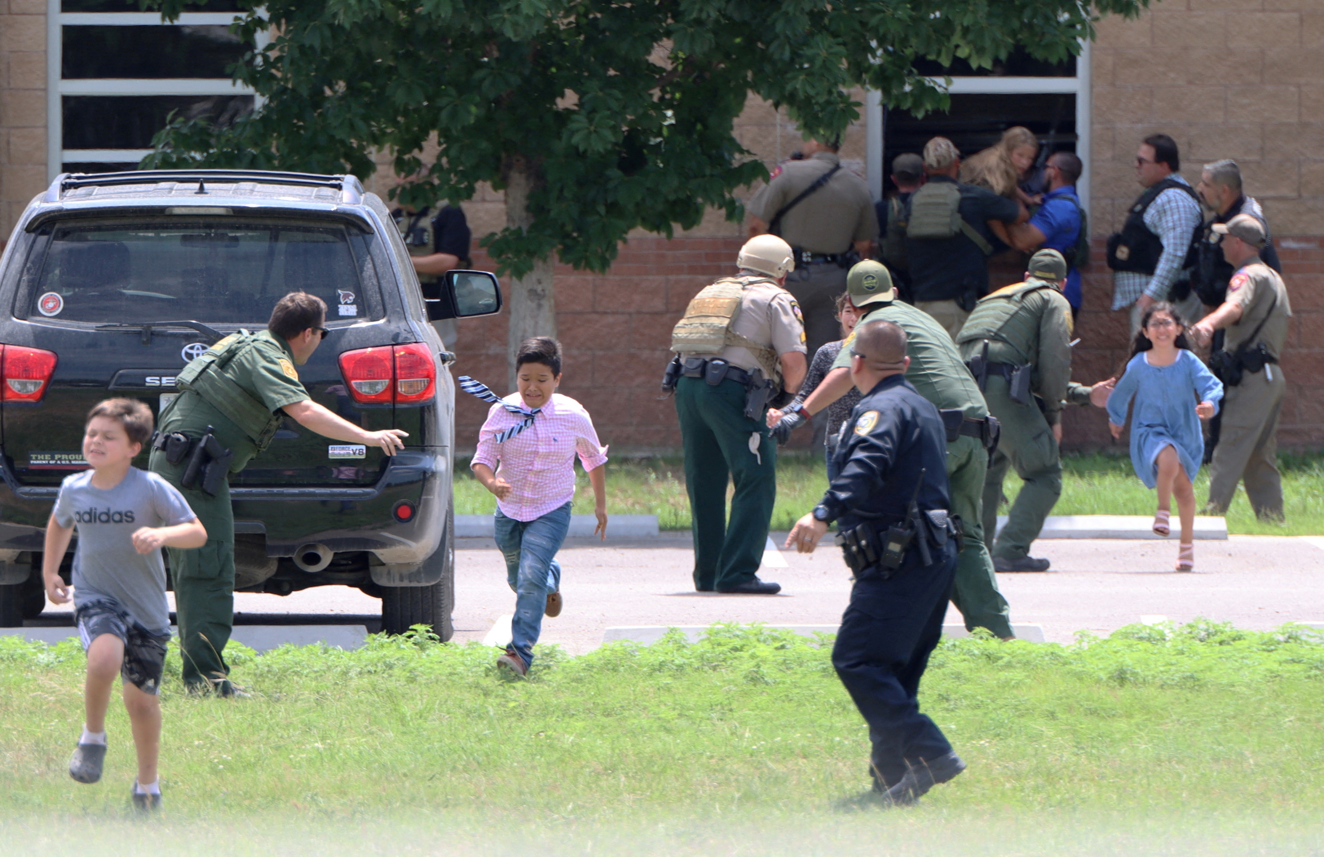 Hoc sinh truong Robb tron thoat bang cua so trong vu xa sung tai Texas hinh anh