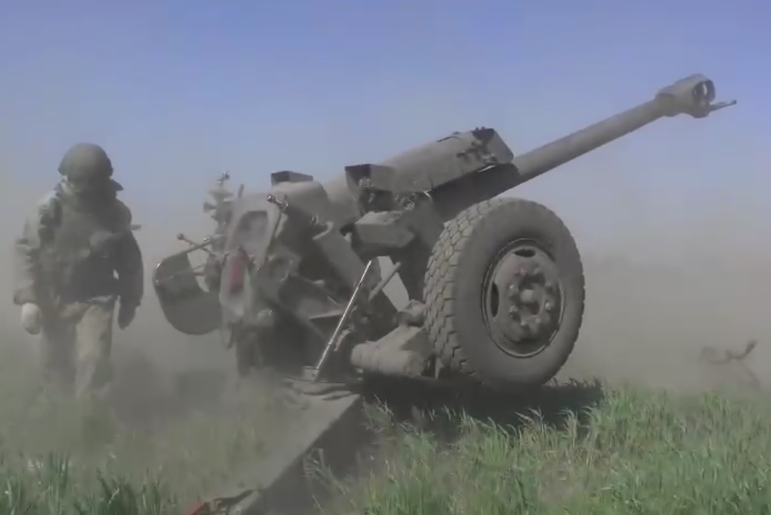 Nga tung video phao kich vao tran dia sung coi cua Ukraine hinh anh