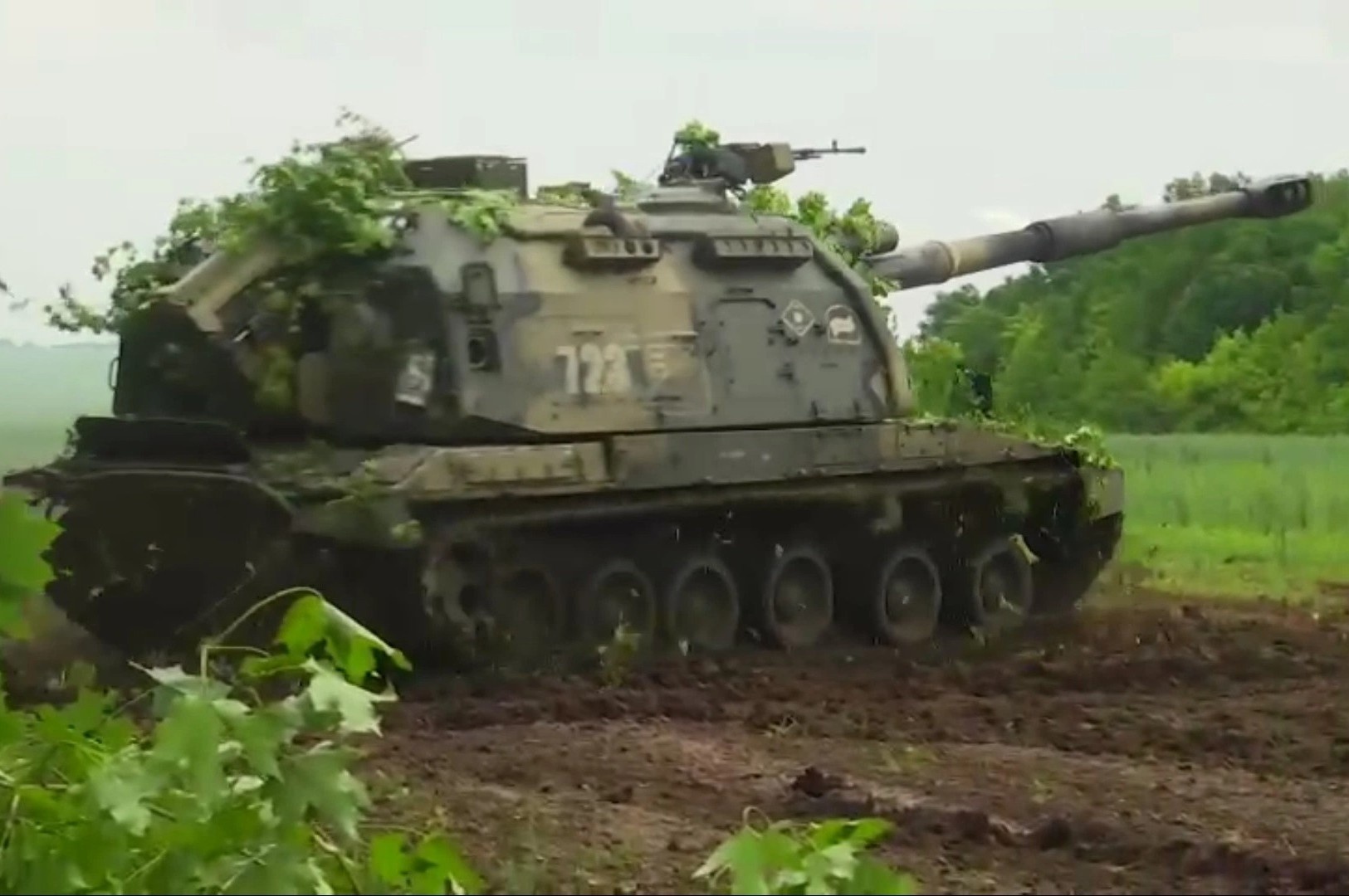 Nga tung video phao tu hanh Msta-S tan cong xe tang Ukraine hinh anh