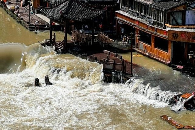 Lu lon khien hang chuc nguoi chet o mien Nam Trung Quoc hinh anh