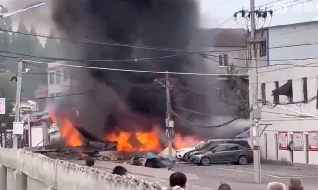 Chien dau co Trung Quoc lao xuong nha dan hinh anh