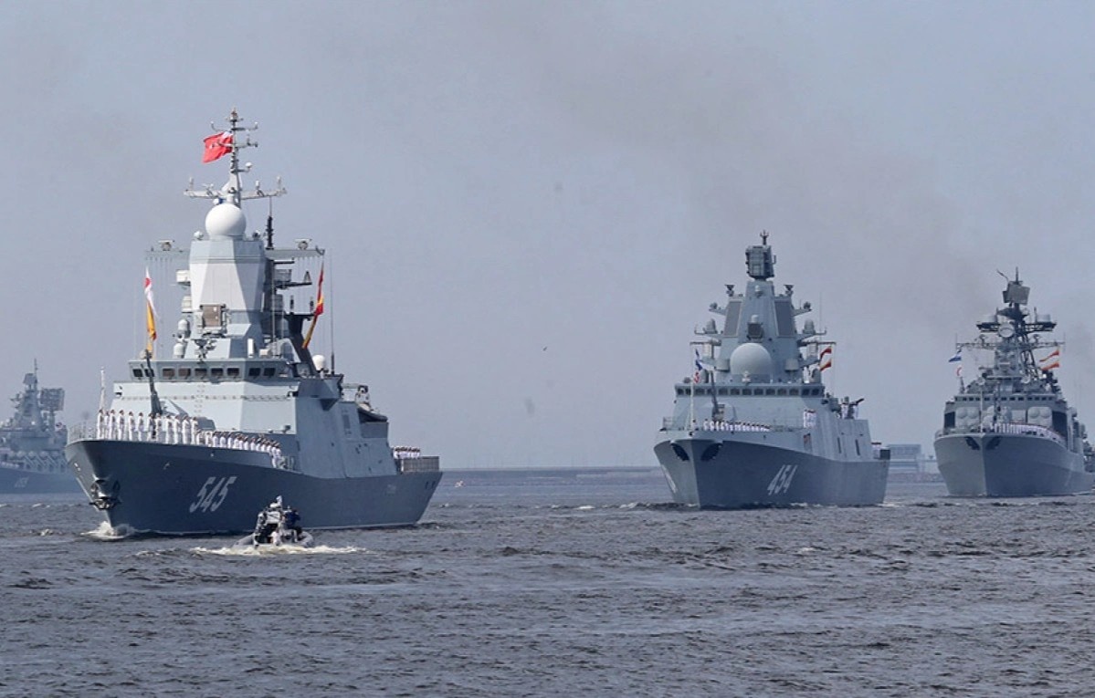 Hang loat tau chien, may bay Nga tap tran tren bien Baltic hinh anh