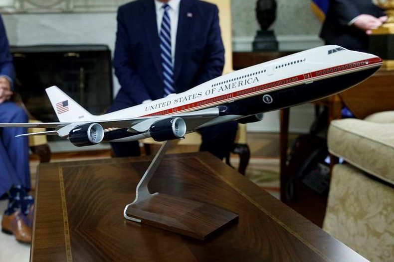 Ong Biden se bo de xuat mau son ong Trump chon cho Air Force One hinh anh