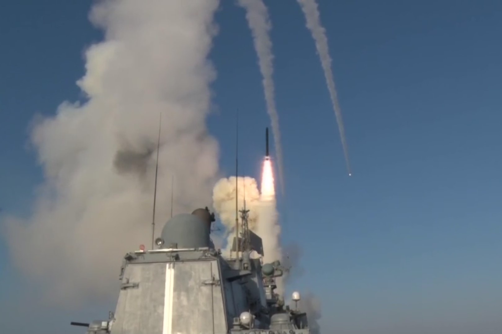 Video tau chien Nga ban loat ten lua Kalibr tan cong muc tieu Ukraine hinh anh