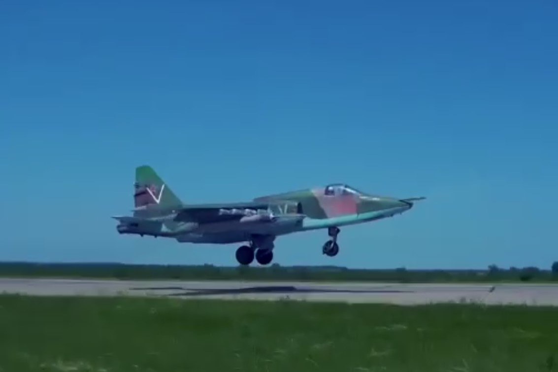 Video cuong kich Su-25 cua Nga tan cong xe thiet giap Ukraine hinh anh