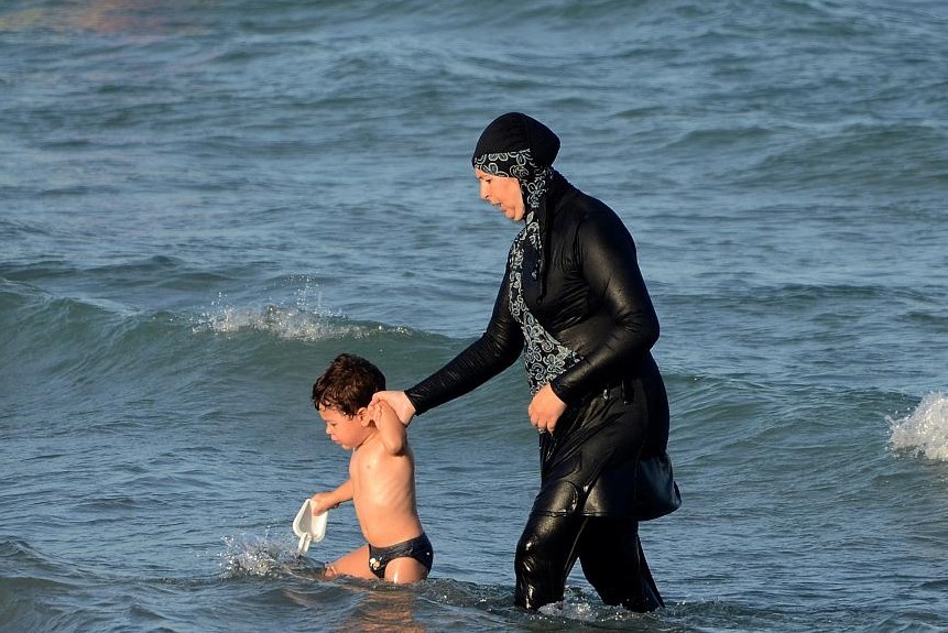 Toa an Phap cam do boi cua phu nu Hoi giao tai be cong cong hinh anh