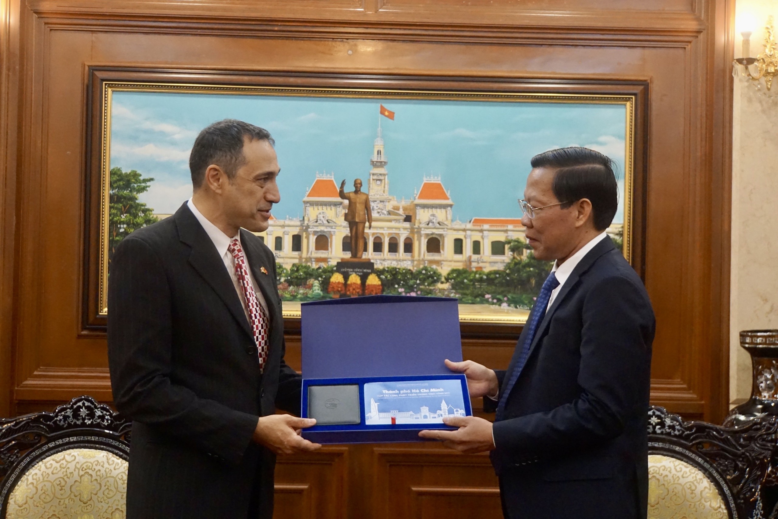 chu tich ubnd tp.hcm tiep tong lanh su canada anh 1