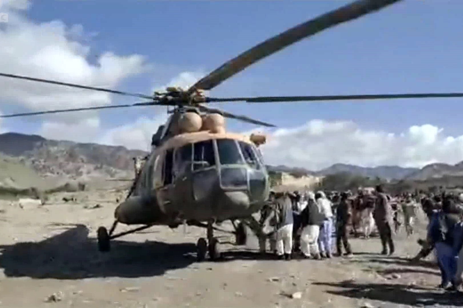 Truc thang giai cuu nan nhan trong tham kich Afghanistan hinh anh