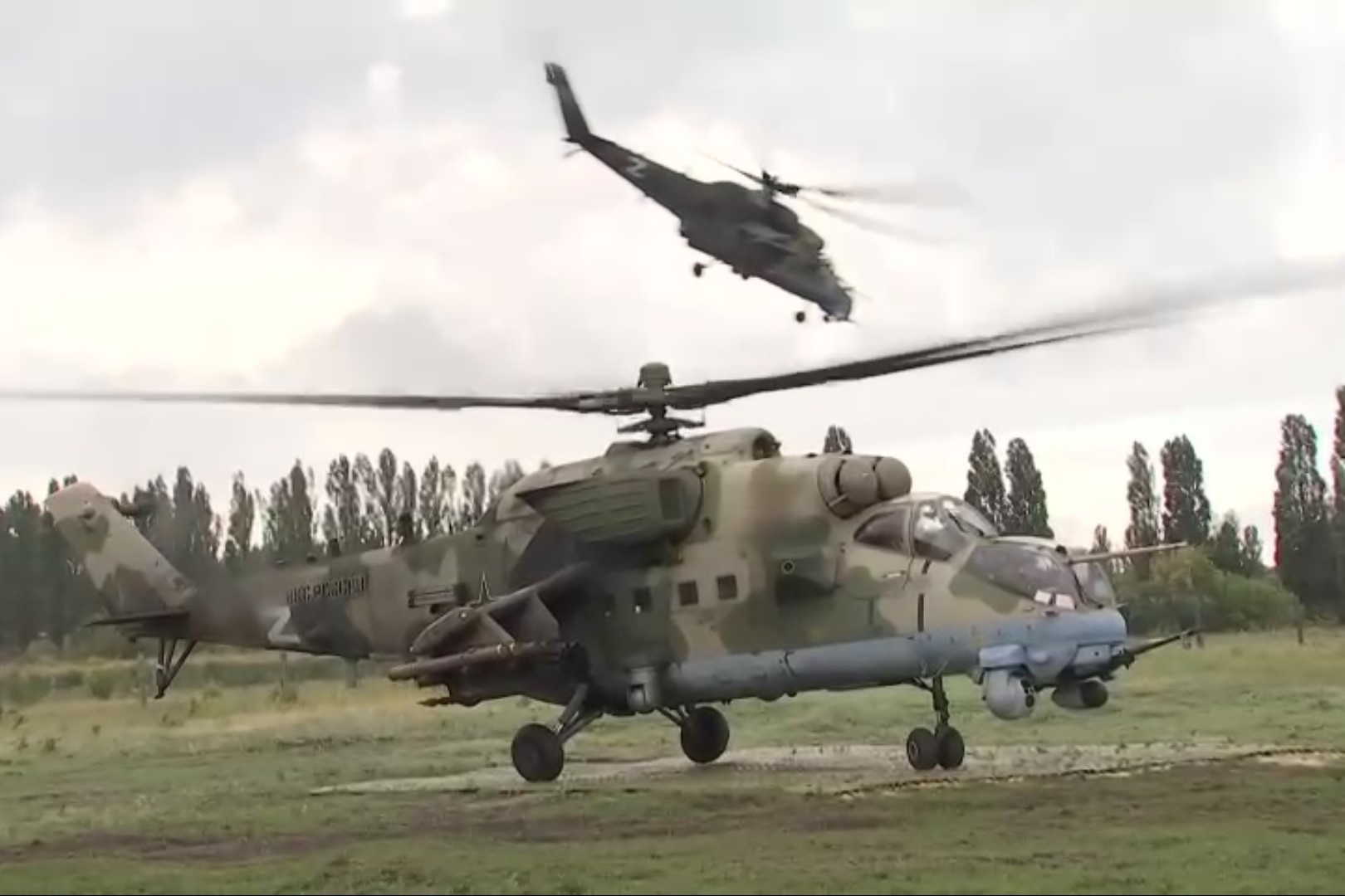 Video truc thang tan cong Mi-35 cua Nga pha huy xe boc thep Ukraine hinh anh