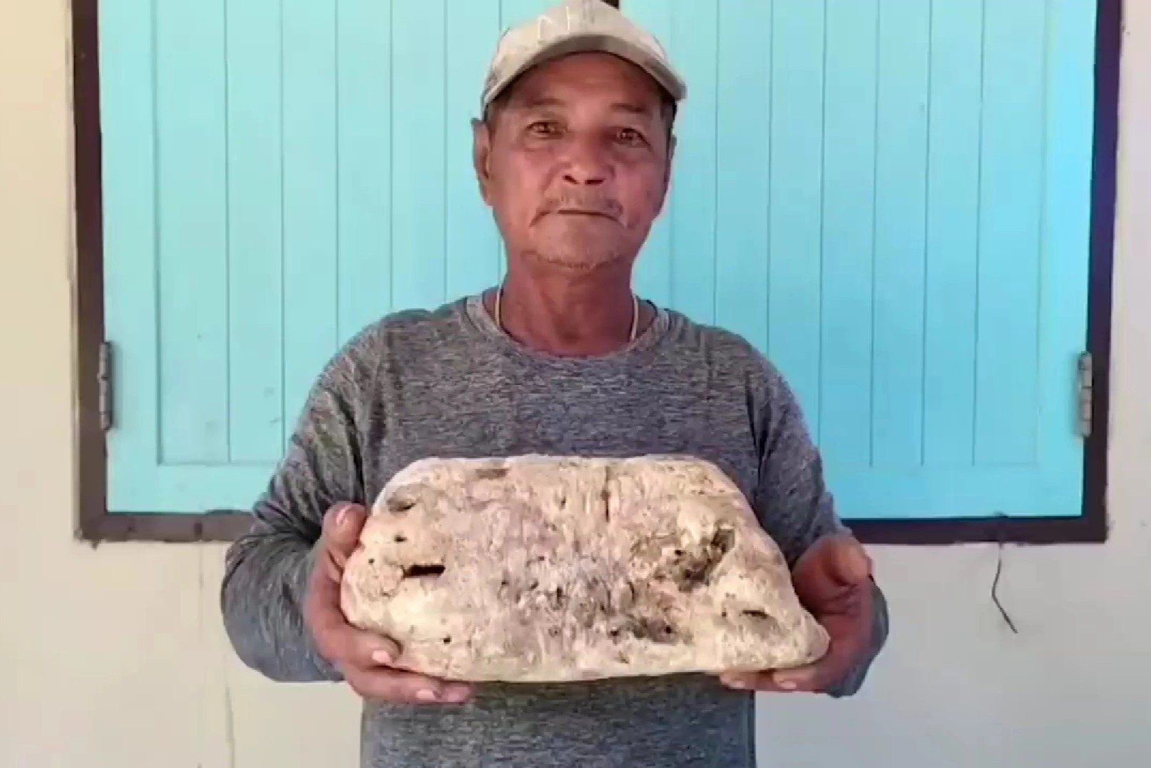 Ngu dan Thai vo tinh tim thay Long Dien Huong hon 130.000 USD hinh anh