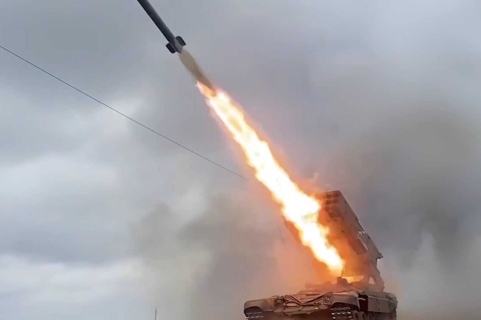 Video 'phao phun lua' cua Nga ban loat ten lua vao muc tieu Ukraine hinh anh