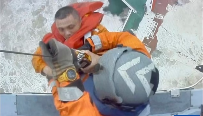 tau vo lam doi tren bien dong anh 1