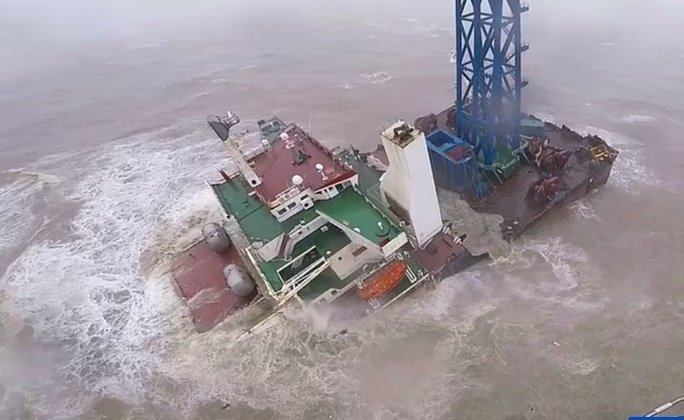 Tim thay 12 thi the trong vu tau vo lam doi tren Bien Dong hinh anh