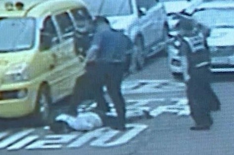 Canh sat Han Quoc ap che mot nguoi Viet Nam giua pho hinh anh