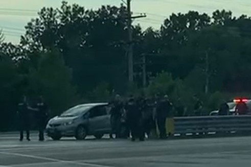 Video canh sat bat giu nghi pham xa sung hang loat ngay Quoc khanh My hinh anh