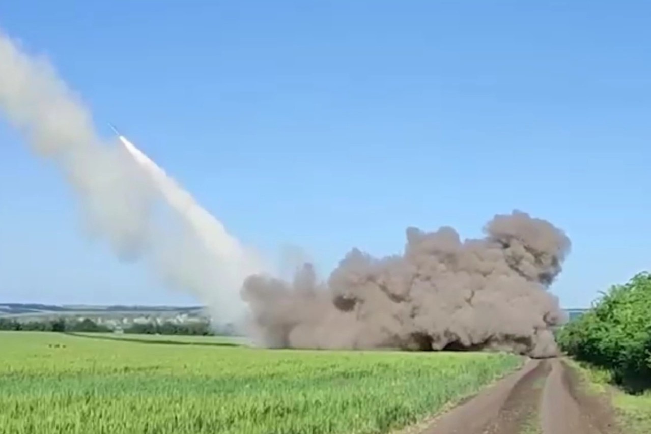 Video phao phan luc Nga phong loat ten lua vao muc tieu Ukraine hinh anh