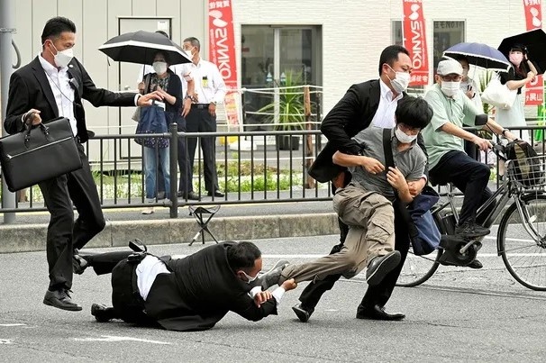 Dong nghiep cu cua nghi pham am sat ong Abe 'choang vang' hinh anh