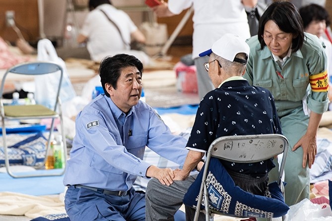 Cong luan Nhat suc soi sau vu am sat co Thu tuong Abe hinh anh