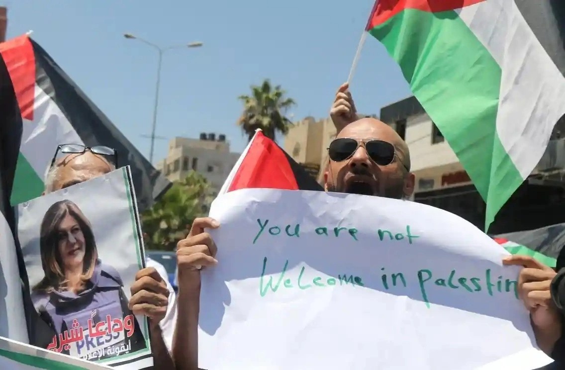 Nguoi Palestine bieu tinh khi ong Biden den Bo Tay hinh anh