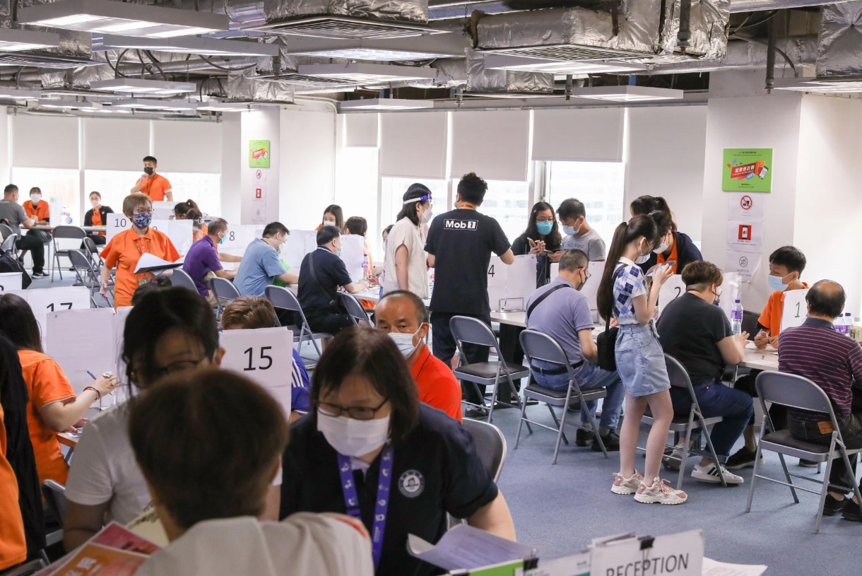 nguoi hong kong bat binh anh 1