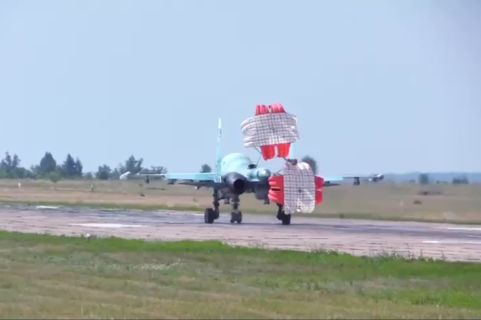 Tiem kich bom Su-34 cua Nga pha huy ha tang quan su Ukraine hinh anh