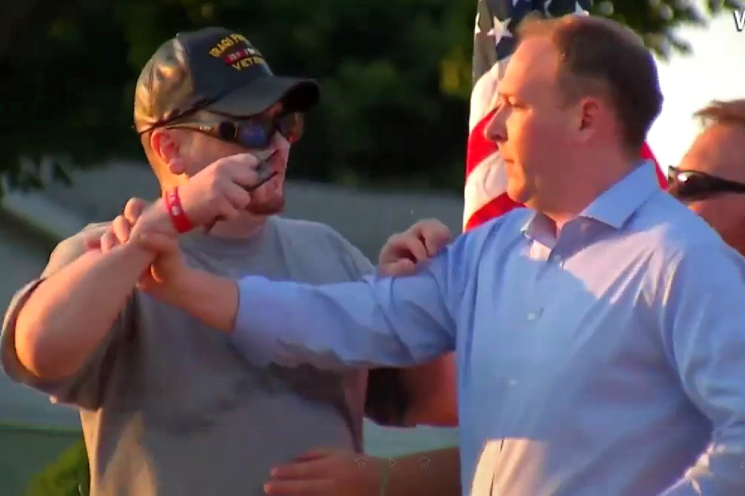 Ung vien thong doc New York bi tan cong giua luc van dong tranh cu hinh anh