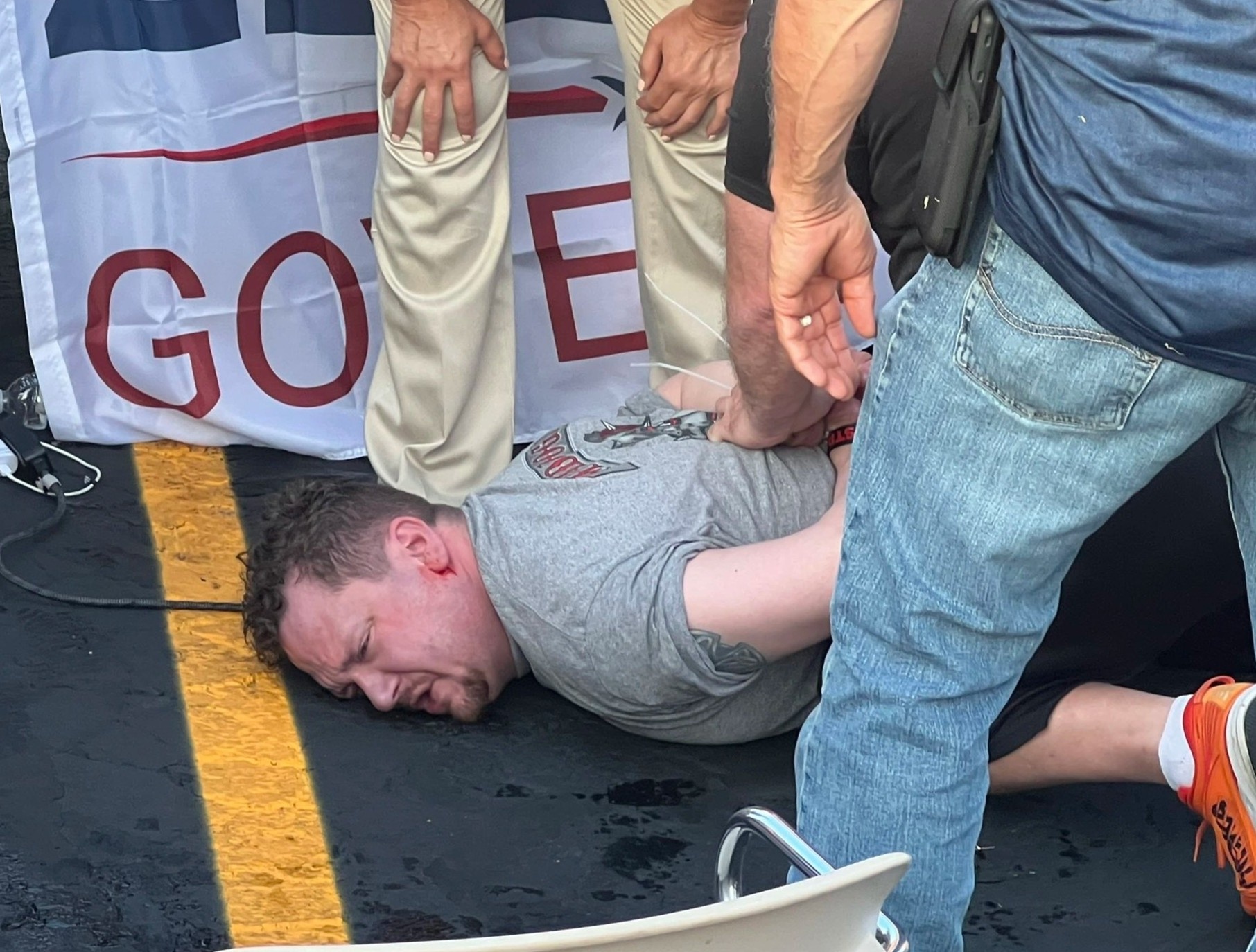 Nguoi dan ong co dung vat nhon dam ung vien thong doc New York hinh anh