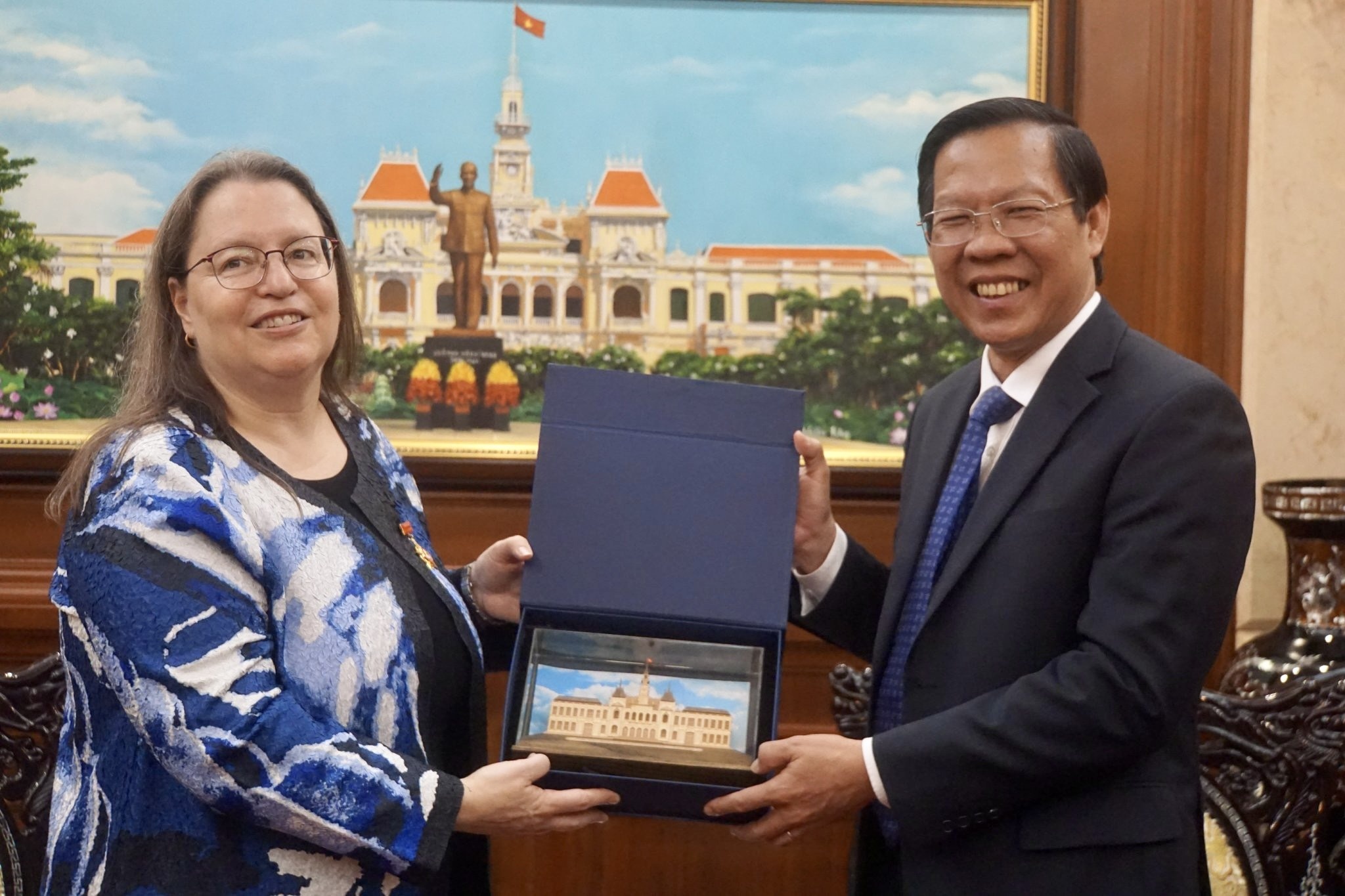 chu tich tp.hcm tiep tong lanh su my anh 1