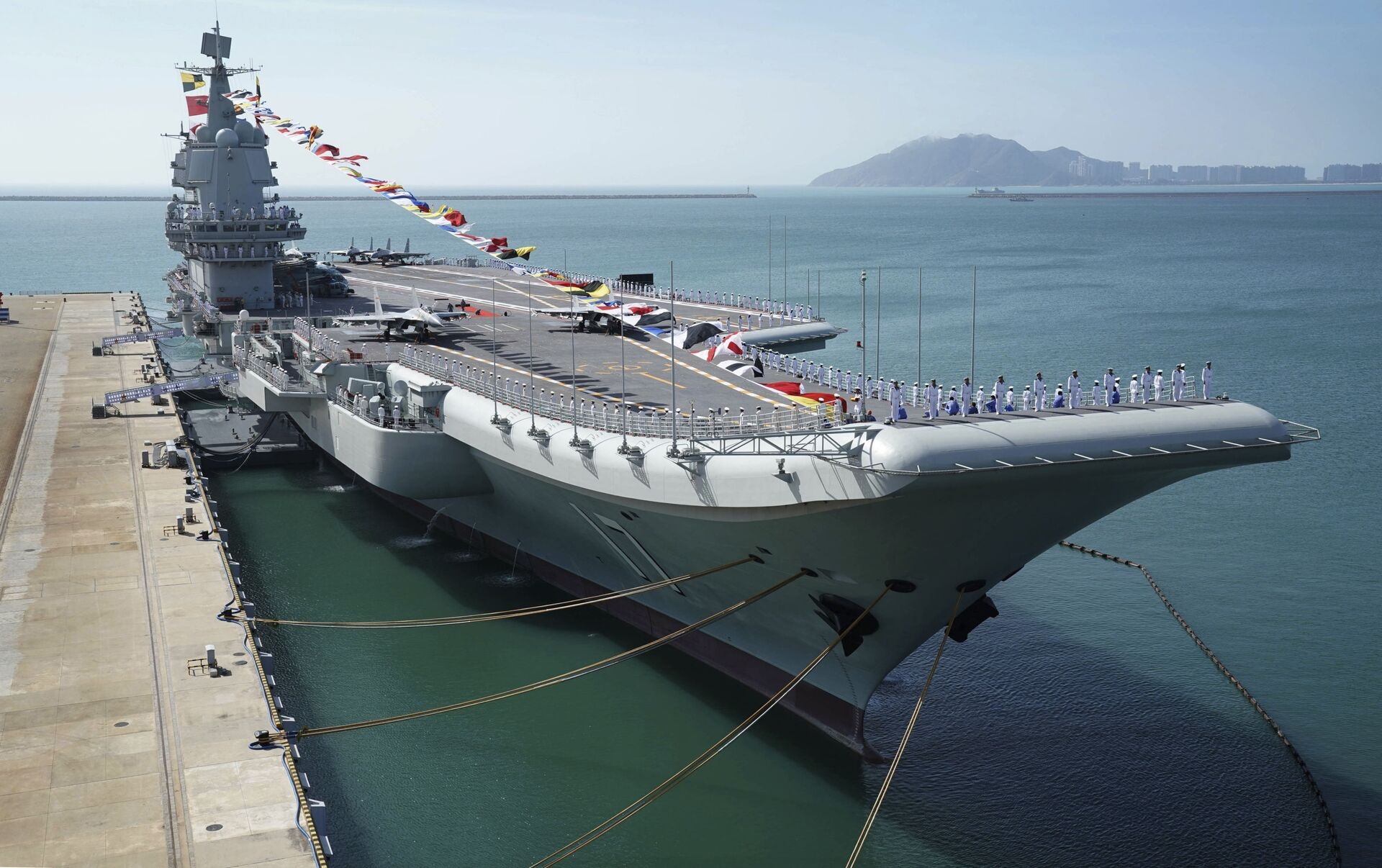 Hai tau san bay Trung Quoc roi cang giua cang thang o eo bien Dai Loan hinh anh