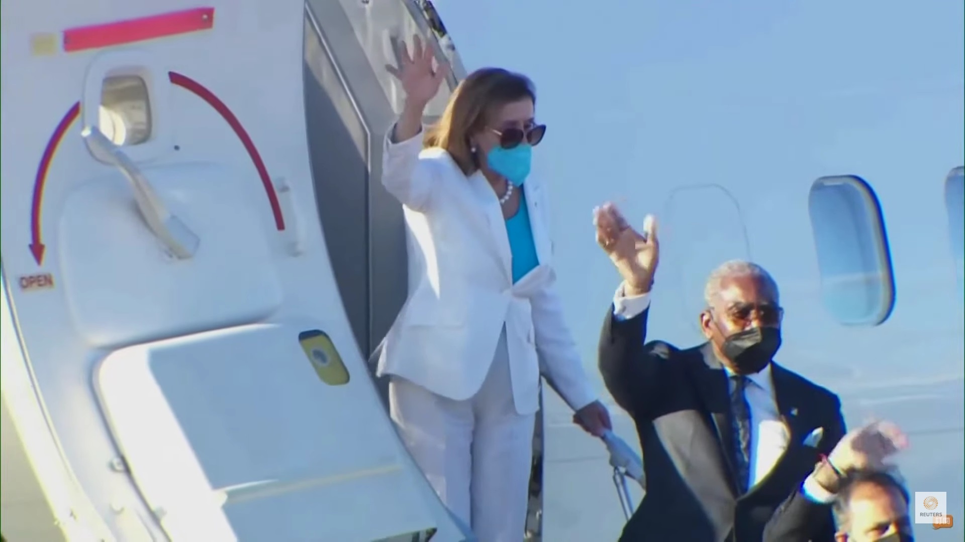 chuyen bay cho ba pelosi anh 1