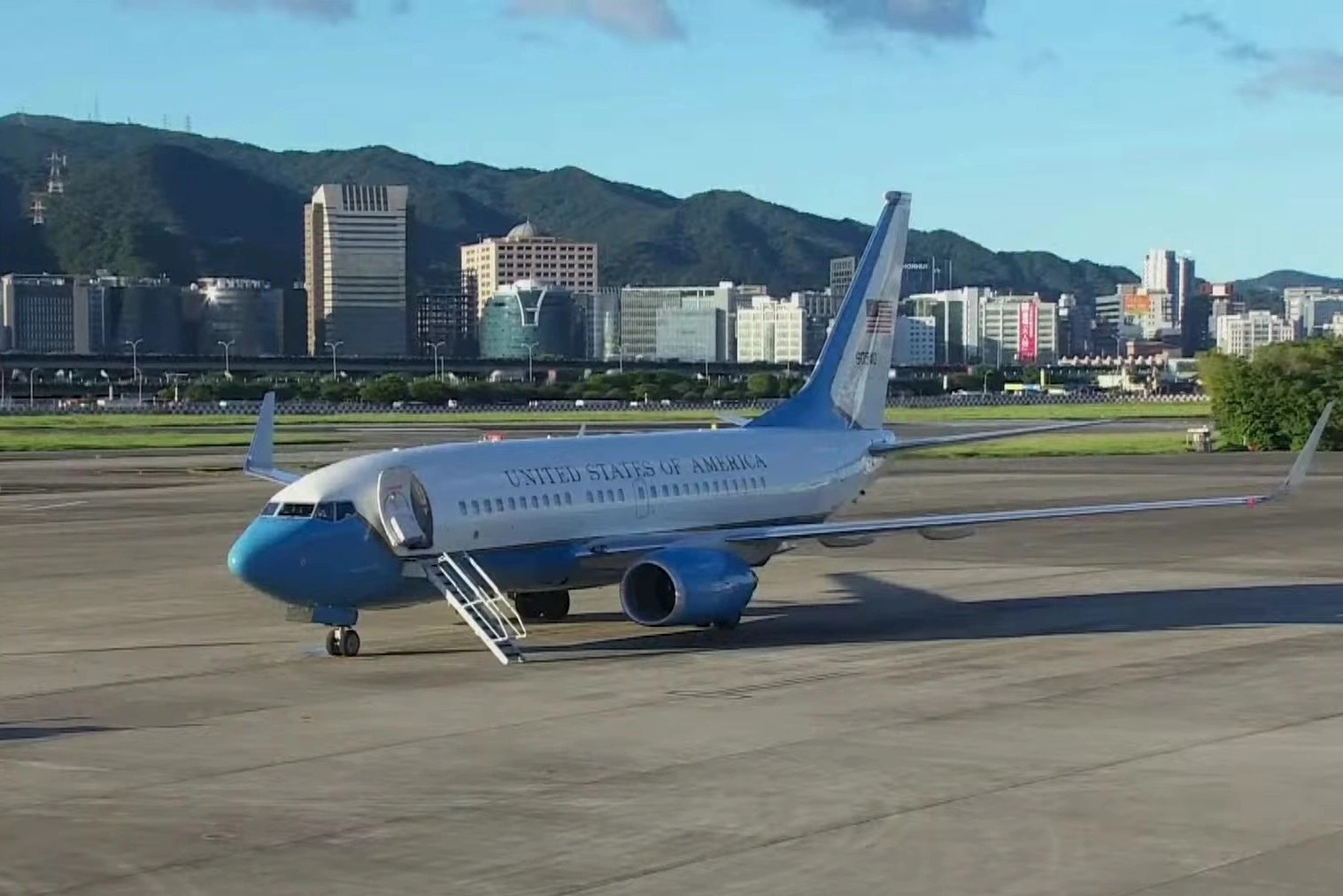 Chuyen bay cho ba Pelosi toi Dai Loan lap ky luc hinh anh