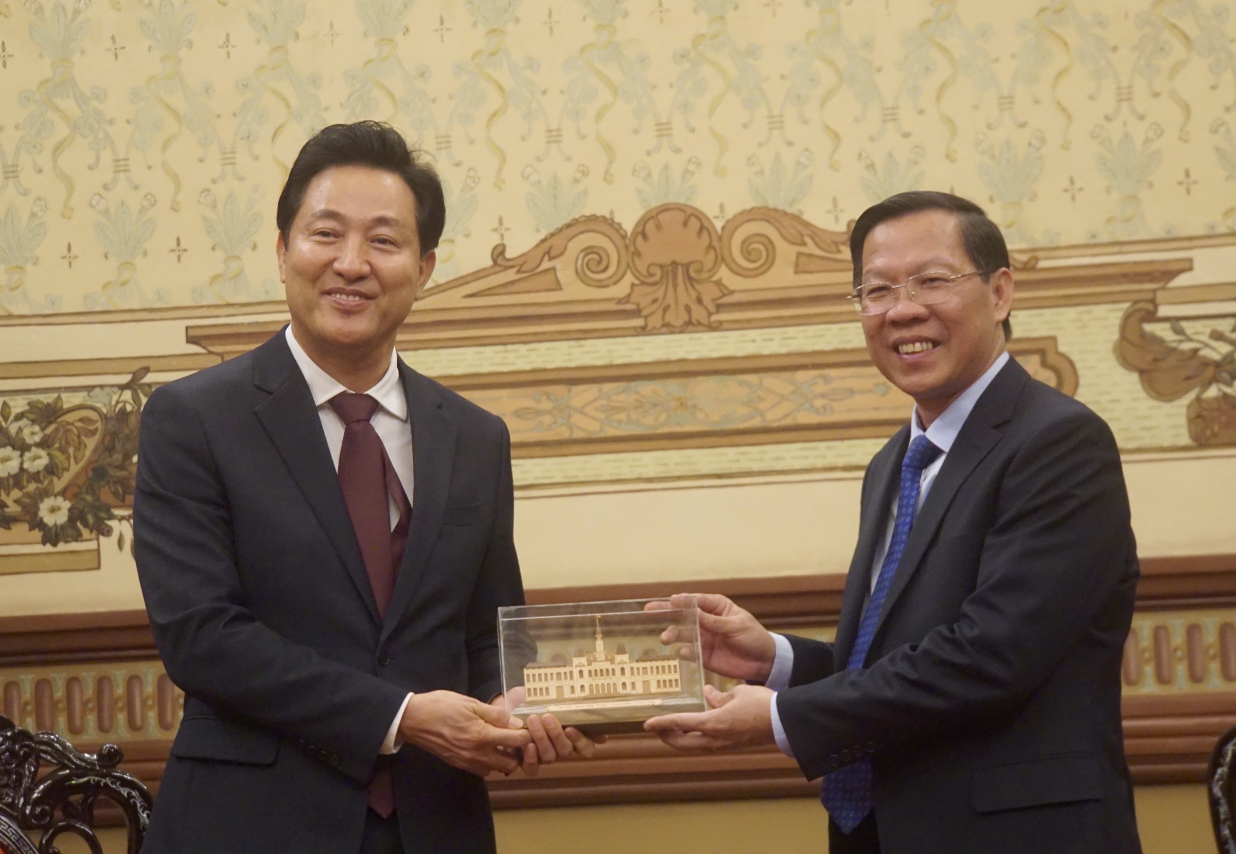 chu tich tp.hcm tiep thi truong han quoc anh 1