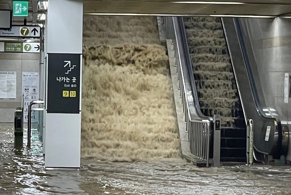 Duong pho Seoul hoa song, nhieu nguoi thiet mang hinh anh