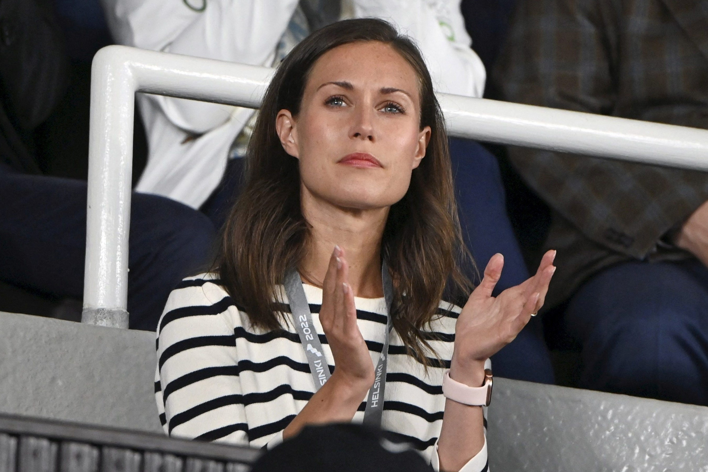 Hang tram phu nu dang video tiec tung de ung ho thu tuong Phan Lan hinh anh