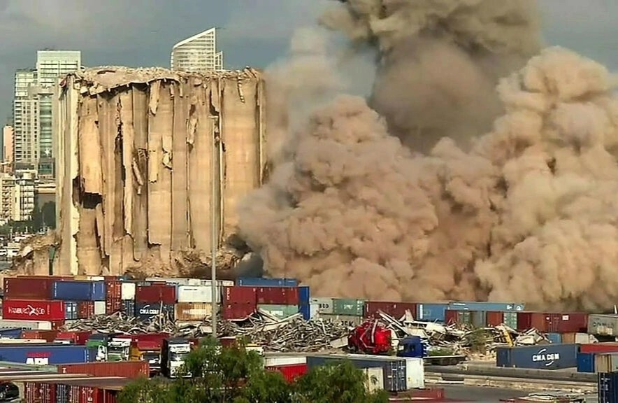 Sap 8 silo o cang Beirut hinh anh