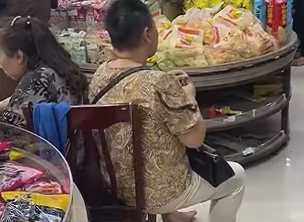 Nhieu nguoi Trung Quoc vac ghe vao sieu thi trong mua he nong lich su hinh anh