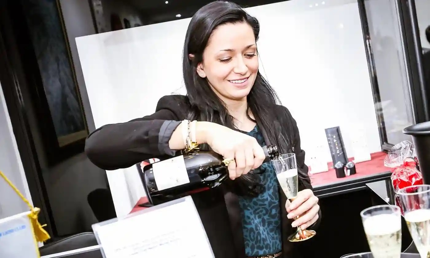 Mot diep vien Nga bat ngo bi lat tay hinh anh