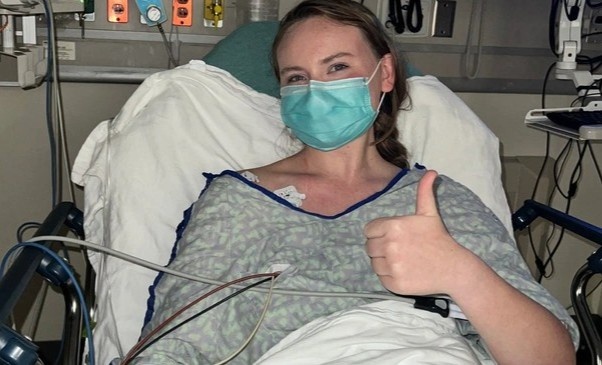 Nu sinh vien bi set danh no dong ho hinh anh