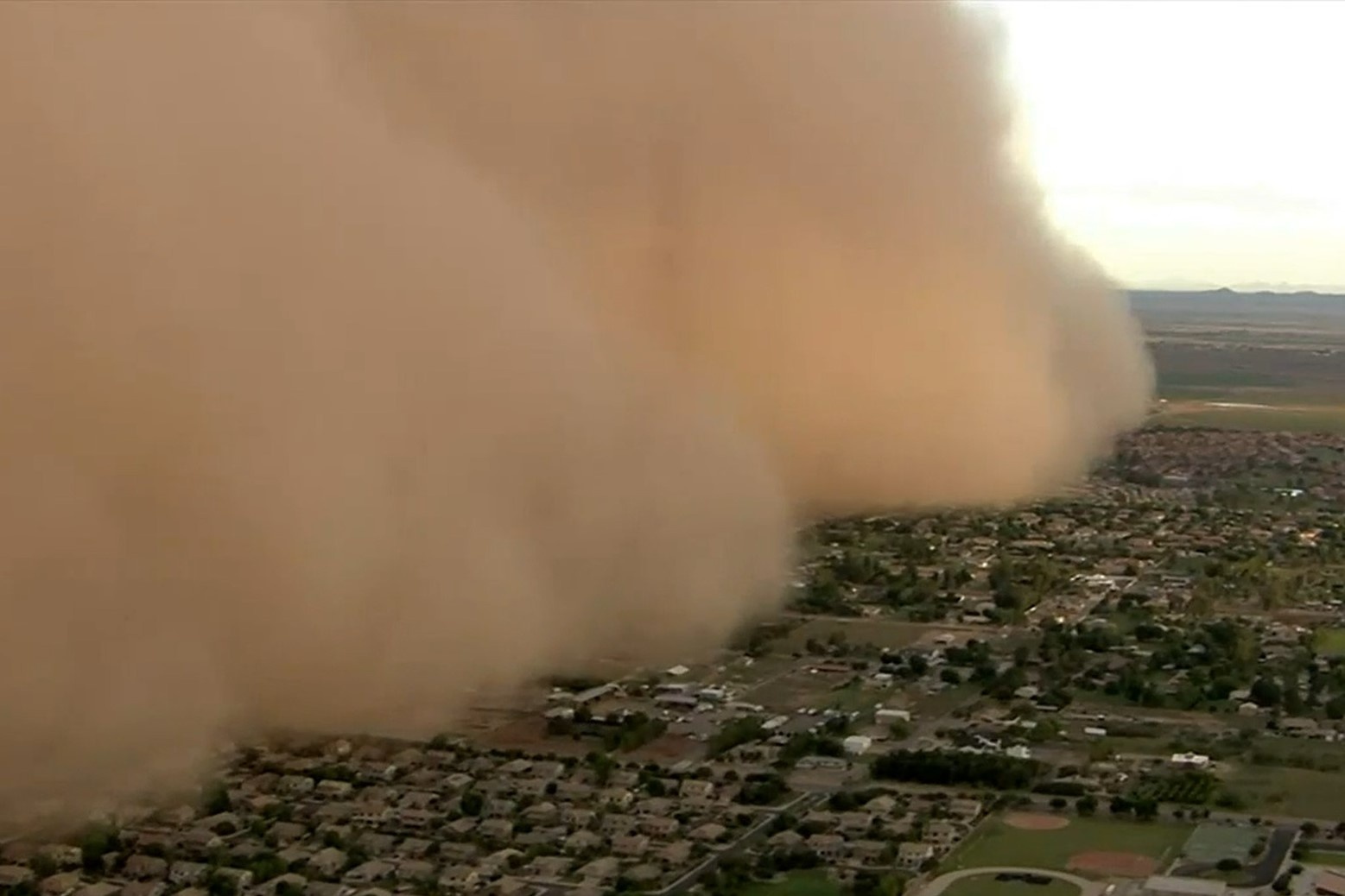 Bao cat khong lo nuot tron thanh pho My hinh anh